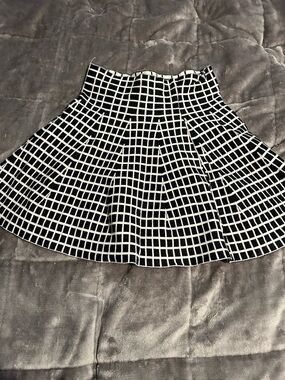 Grid black and white flowy mini skirt